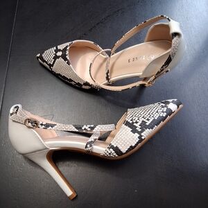 NWOT Zone 3 Snakeskin & Leather Strappy Shoes   Size 36 (5.5)